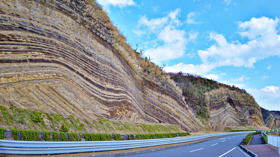 伊豆大島の地層大切断面と道