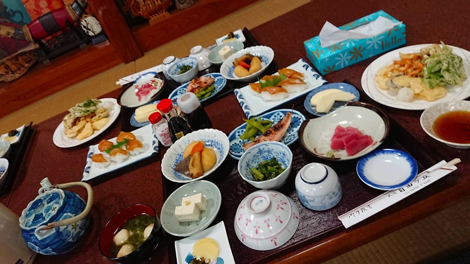 民宿自由が丘のテーブルいっぱいの料理
