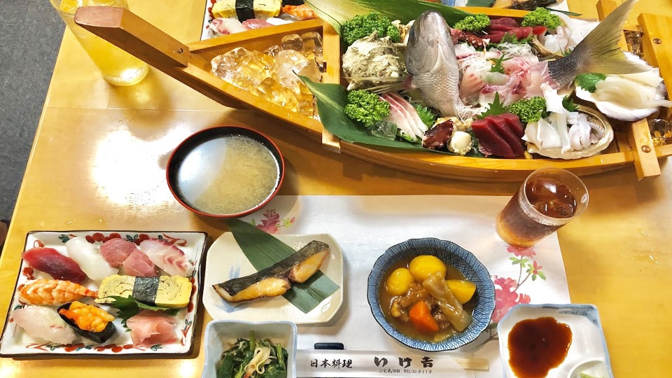 三宅島の民宿いけ吉の夕食