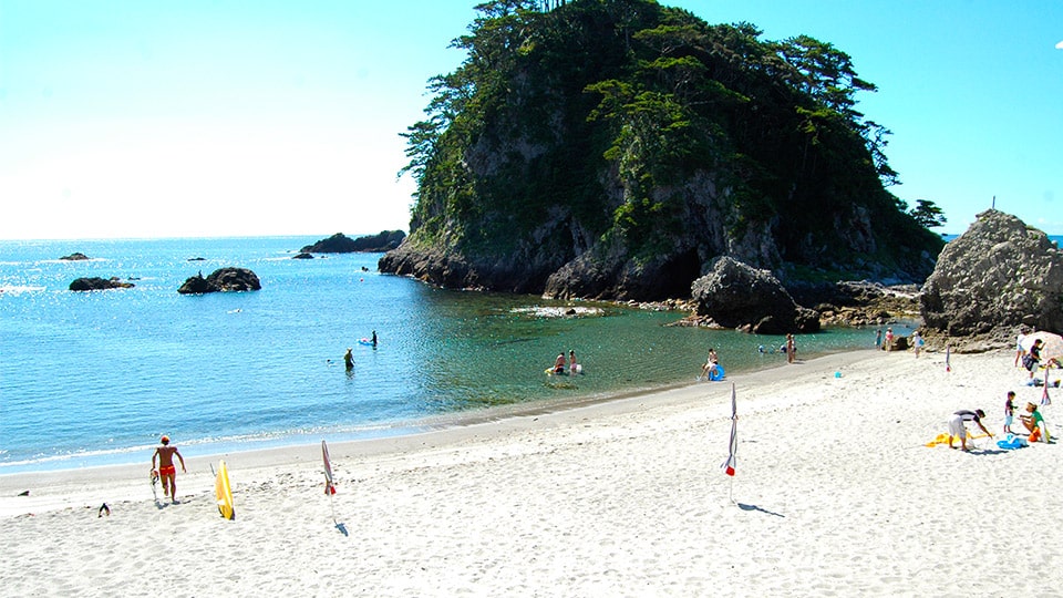 式根島の石白川海水浴場