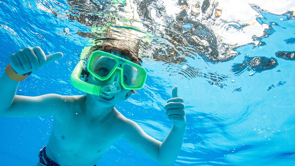 式根島の海の中で遊ぶ子ども