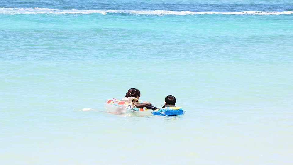 式根島の海で遊ぶ子ども