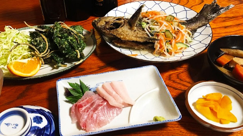 式根島の「民宿鈴豊」の夕食