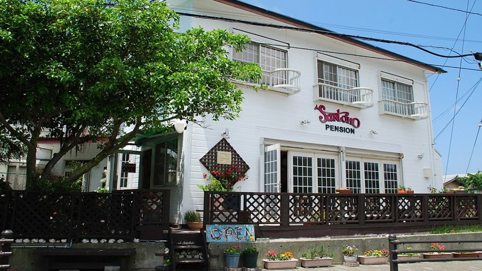 三宅島のペンションサントモの外観