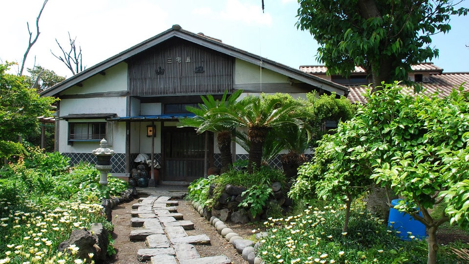 三宅島のやまのべ旅館の外観