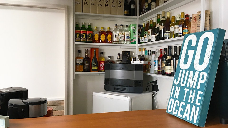 式根島の「ラ・メール シキネ」の室内