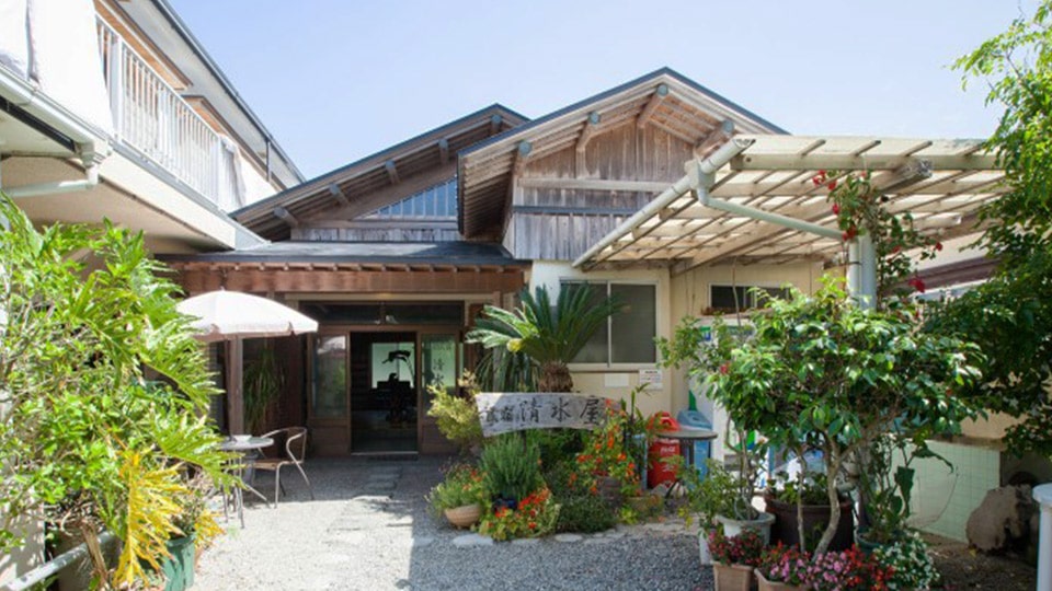 式根島の「島宿清水屋」の外観