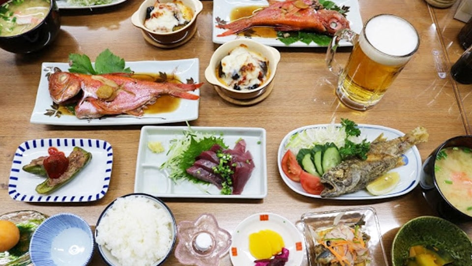 式根島の「島宿わたなべ」の夕食