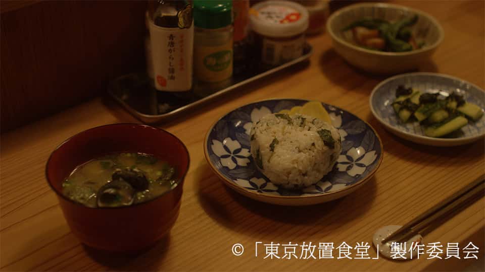 東京放置食堂の明日葉のおにぎりとめっかりの味噌汁