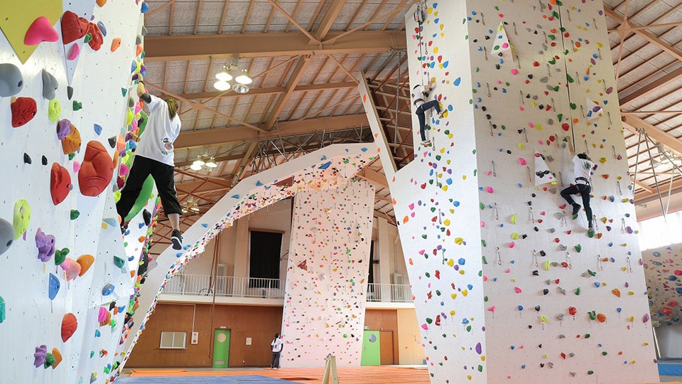 三宅村レクリエーションセンターのボルダリングを楽しむ様子