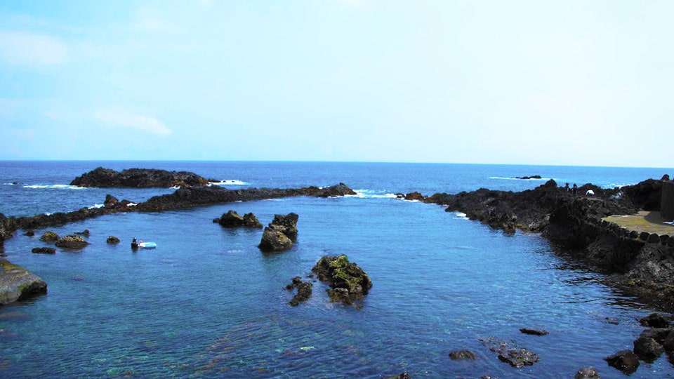 三宅島の長太郎池海水浴場