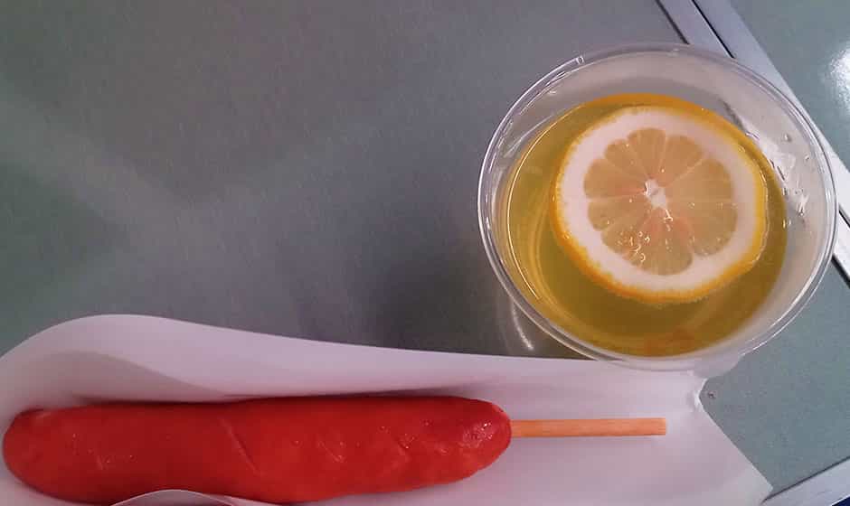 さるびあ丸で販売しているフランクフルトとレモネード