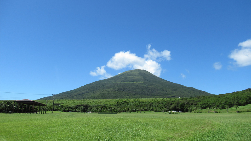 島のシンボルの八丈富士