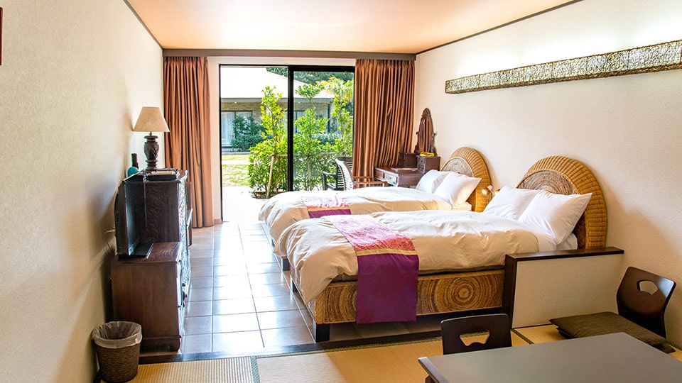 ホテルシーピロスのアジアンテイストのベッドがある部屋