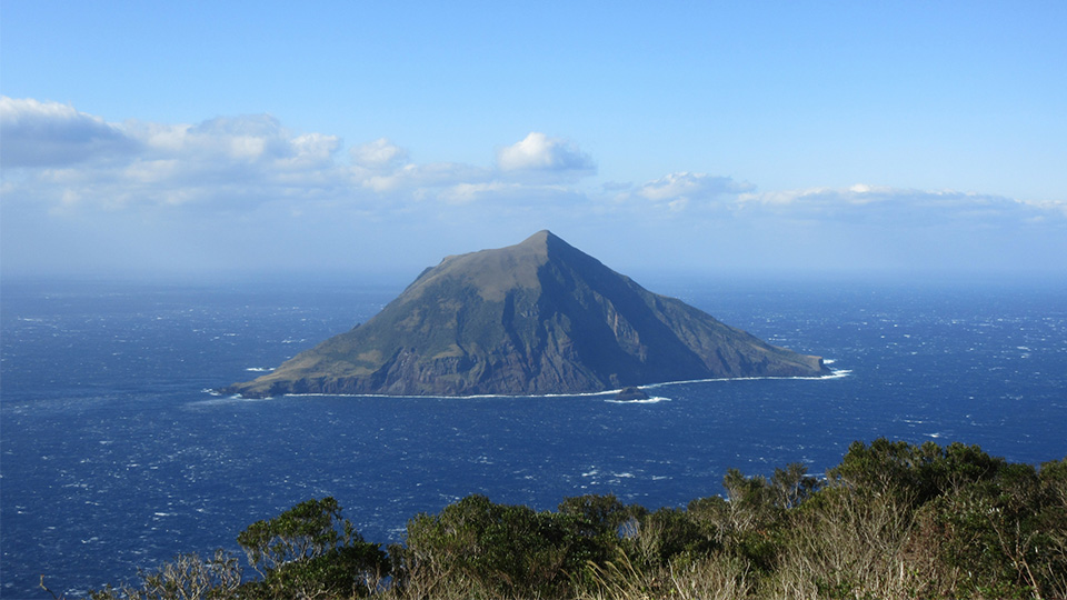 海上に鋭く切り立つ八丈小島
