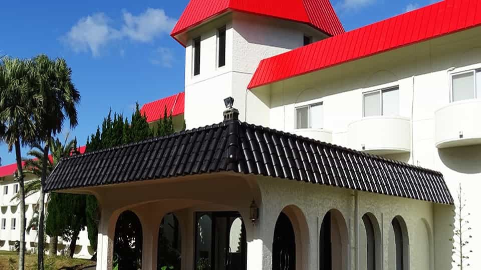 赤い屋根が特徴のホテル・リードパークリゾート八丈島