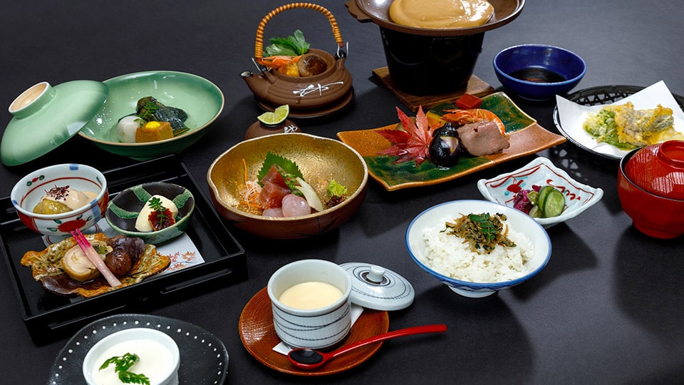 リードパークリゾート八丈島の夕食の一例（刺身、天ぷら、茶碗蒸しなど多種多様な料理が並ぶ様子）