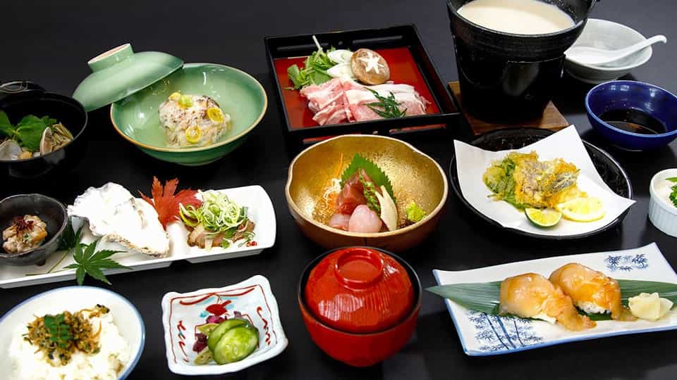 リードパークリゾート八丈島の食事（寿司、刺身、揚げ物など多種多様な料理が並ぶ様子）