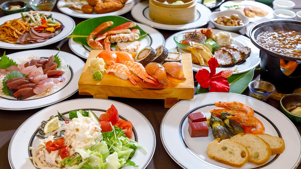 多種多様な八丈島のグルメが並ぶ様子