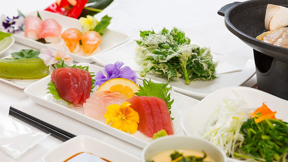 ホテルシーピロスの夕食の一例（刺身、天ぷらなど）