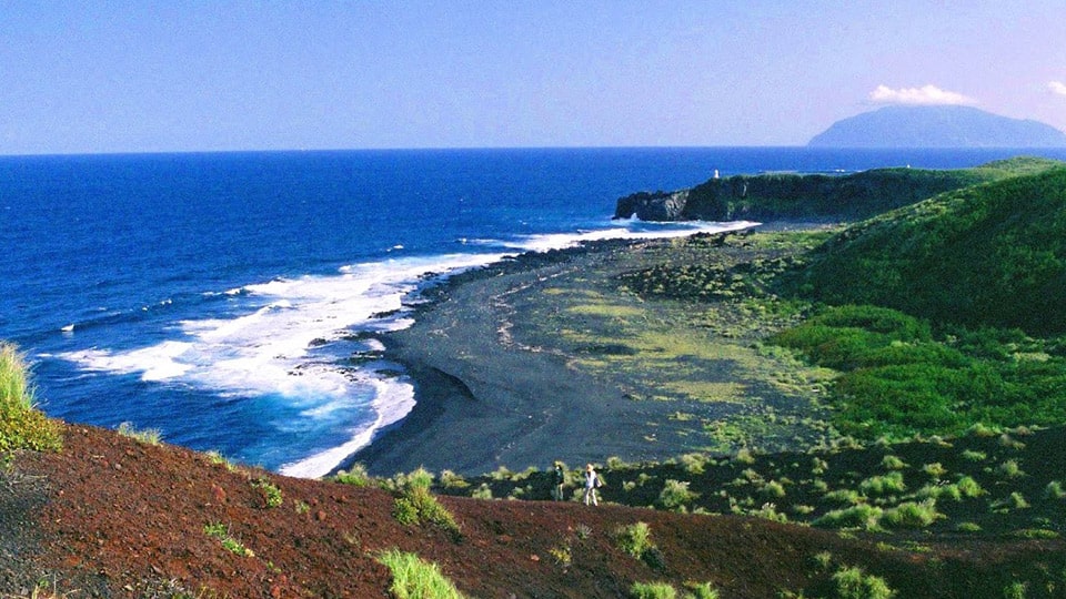 三宅島のひょうたん山と海