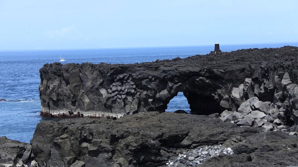 三宅島のめがね岩