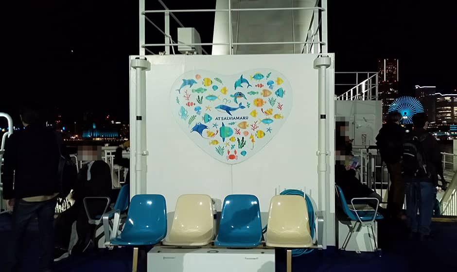 ラブライブのアニメのワンシーンのパネルが貼られた展望デッキ