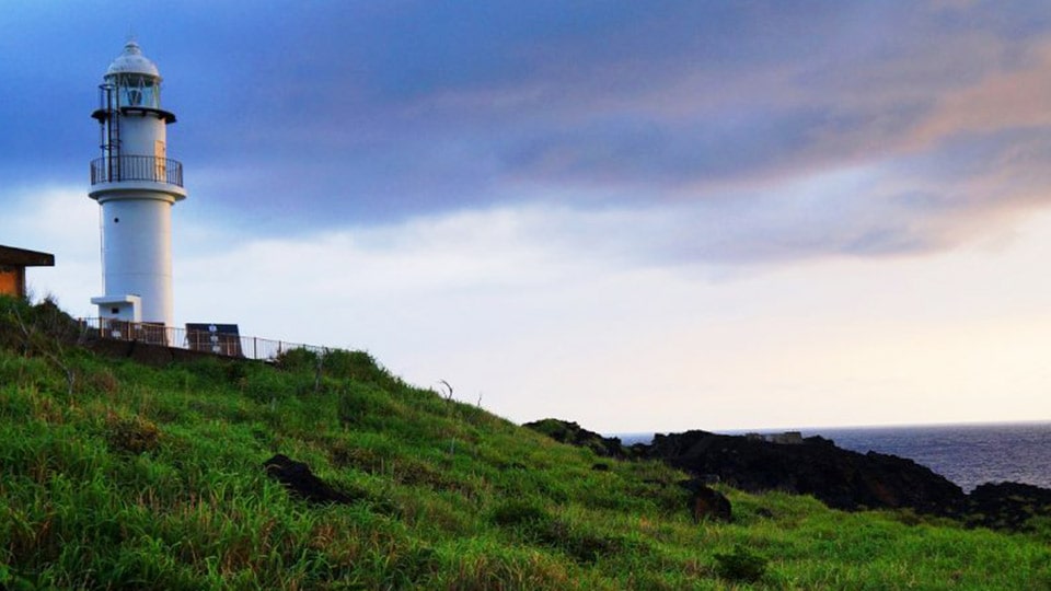 三宅島のサタドー岬灯台