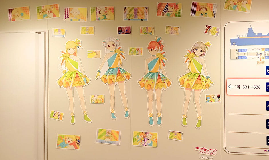 船内の壁に貼られたラブライブ のキャラクターのシール