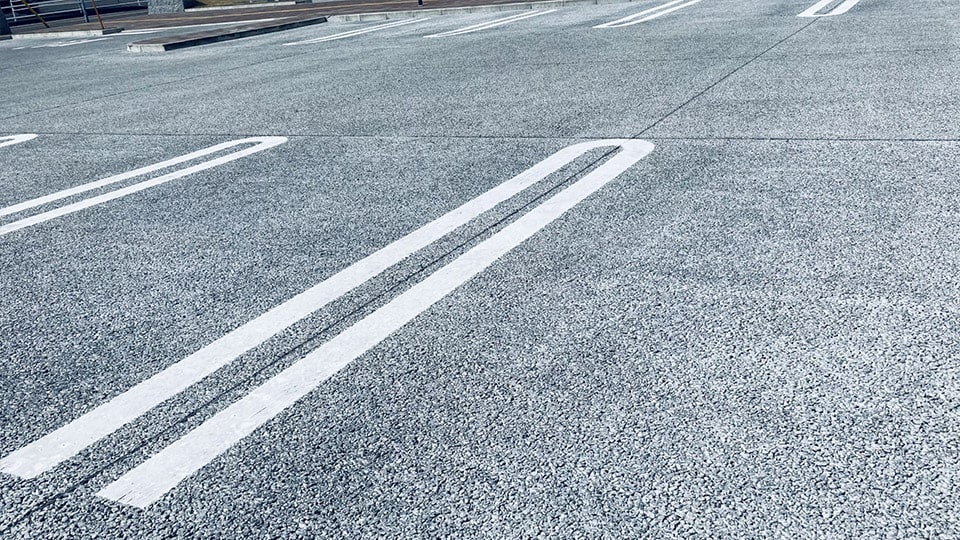 アスファルトの駐車場