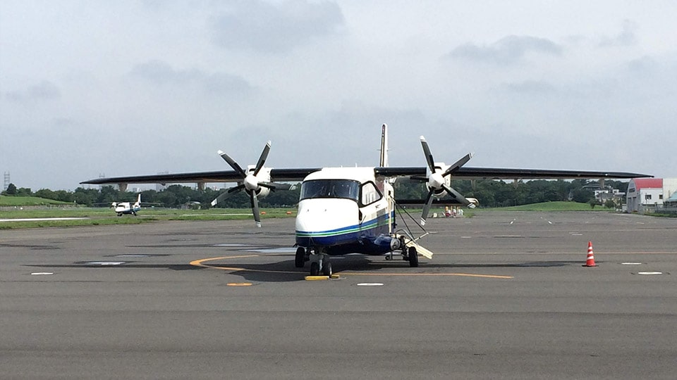 調布飛行場に駐機している飛行機