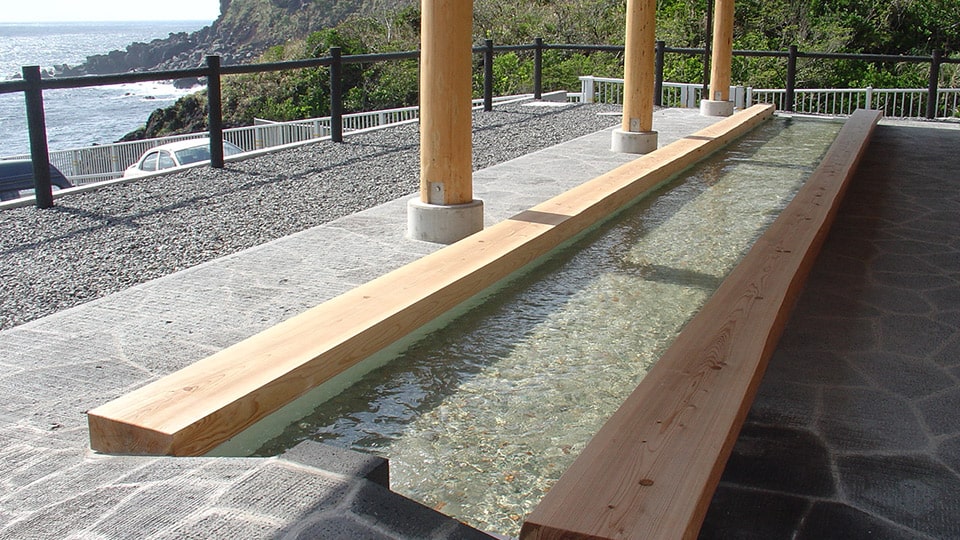 足湯きらめきに日光が指している様子