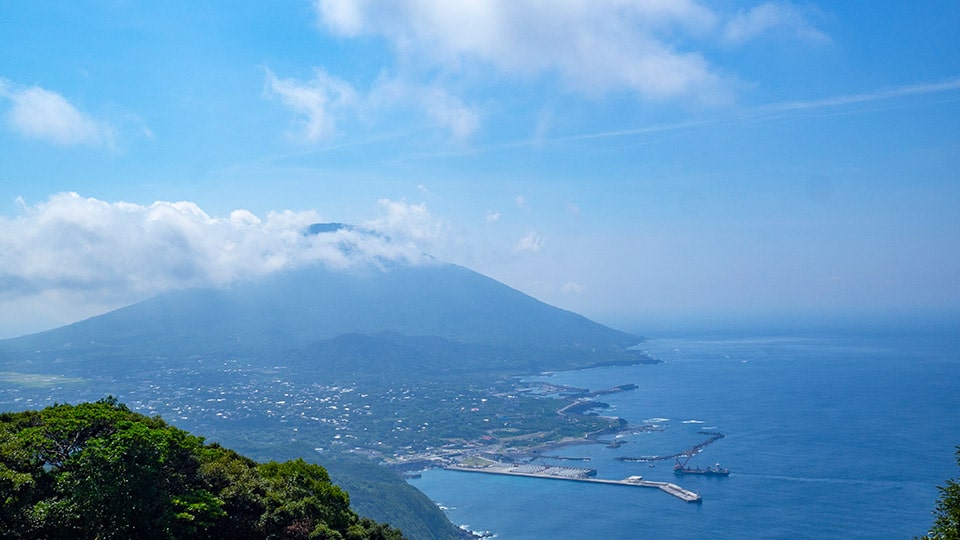 高台から見下ろした青い海と八丈富士の風景