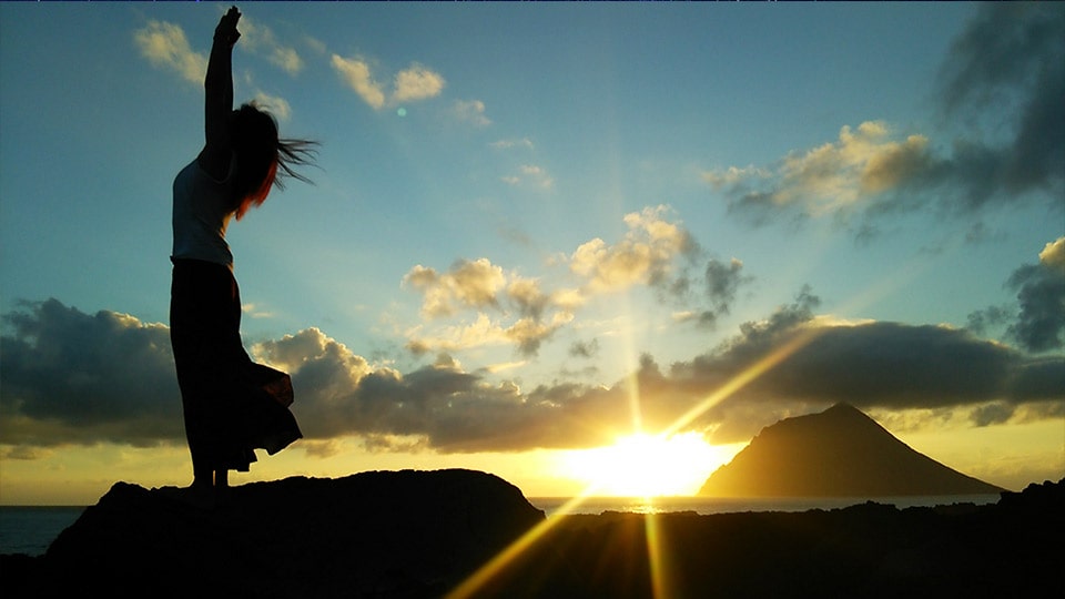 八丈島でネイチャーヨガをしている様子