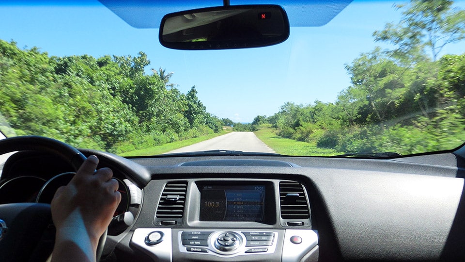 八丈島でレンタカーを運転している車内