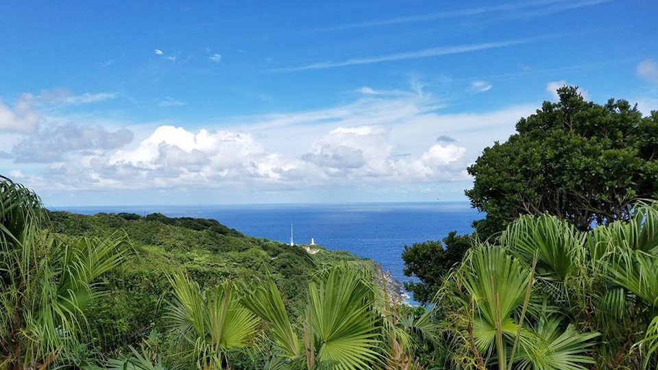 八丈島の美しい山々や海の景色