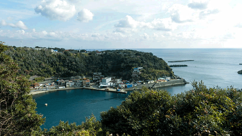 伊豆大島にある波浮港(はぶみなと)の風景