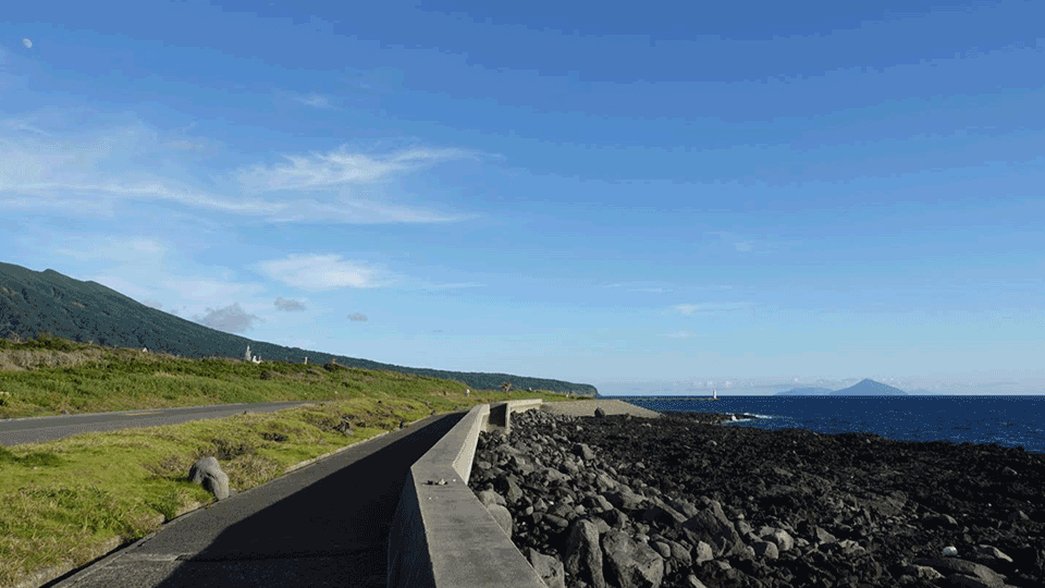伊豆大島の海岸沿いの風景