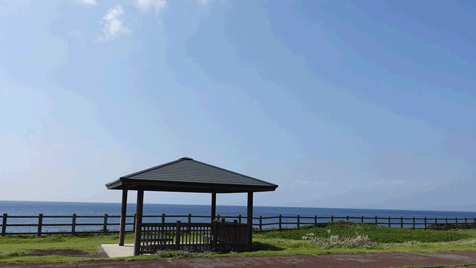 海の景色を望む屋根付きの休憩所(ガゼボ)