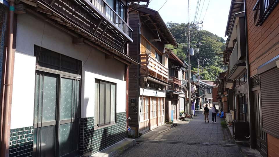 伊豆大島の波浮港の歴史的な街並み