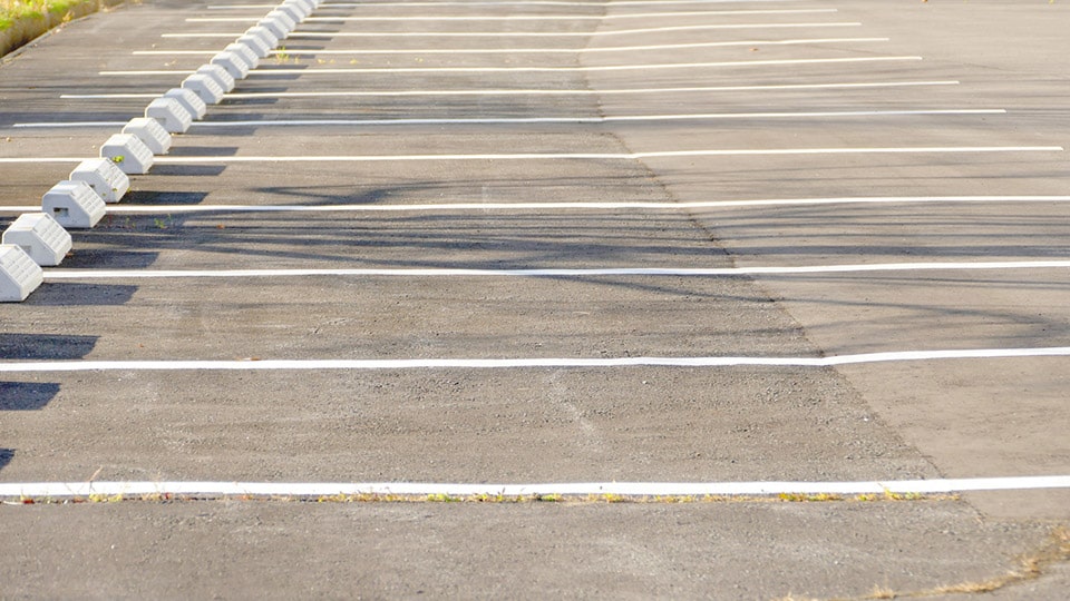 白線の屋外駐車場