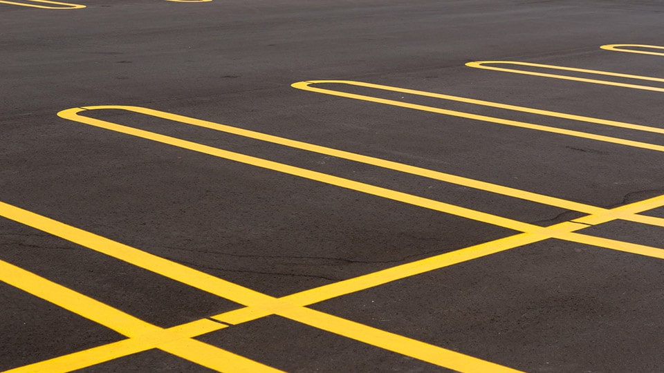 黄色ラインの駐車場