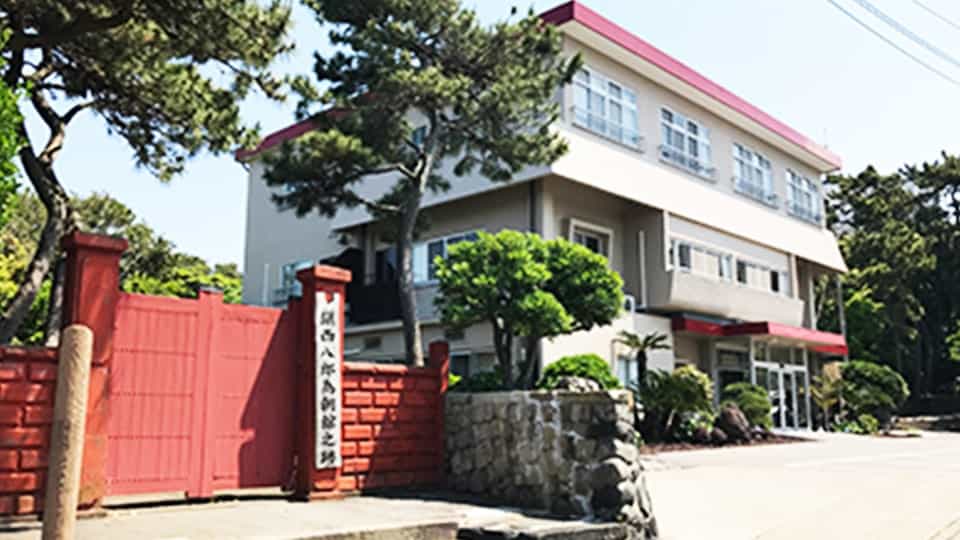 伊豆大島のホテル赤門の外観