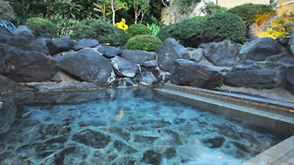 伊豆大島のホテル赤門の露天風呂
