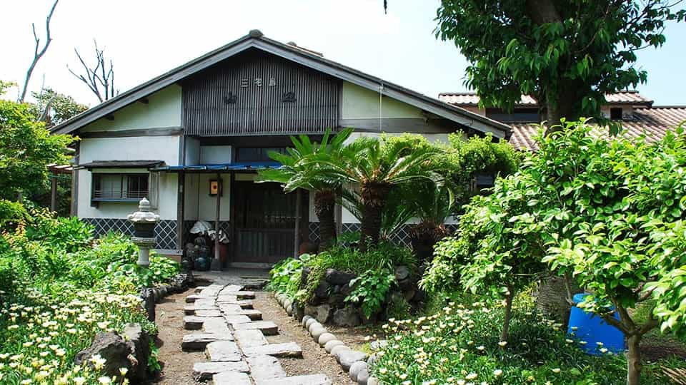 三宅島やまのべ旅館の外観