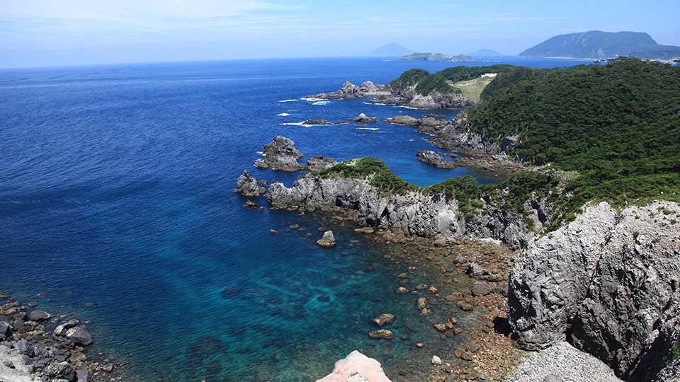 式根島の神引展望台からの美しい海の眺め