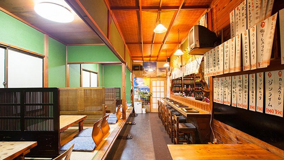 新島の居酒屋「日本橋」の店内の様子