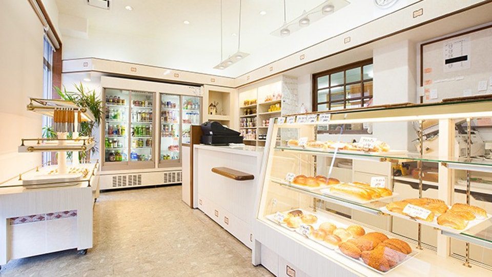 新島のかじやベーカーリーの店内の様子