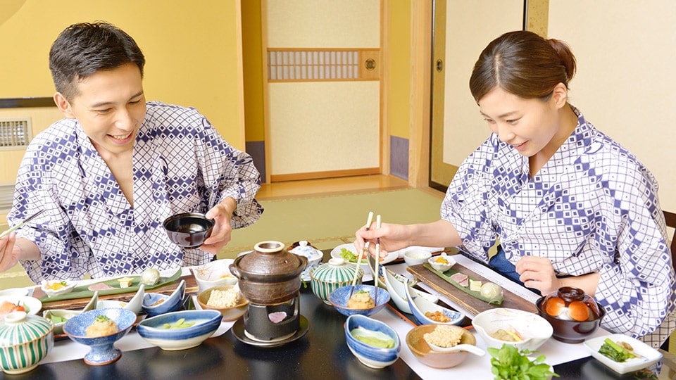新島の旅館での食事の様子の写真