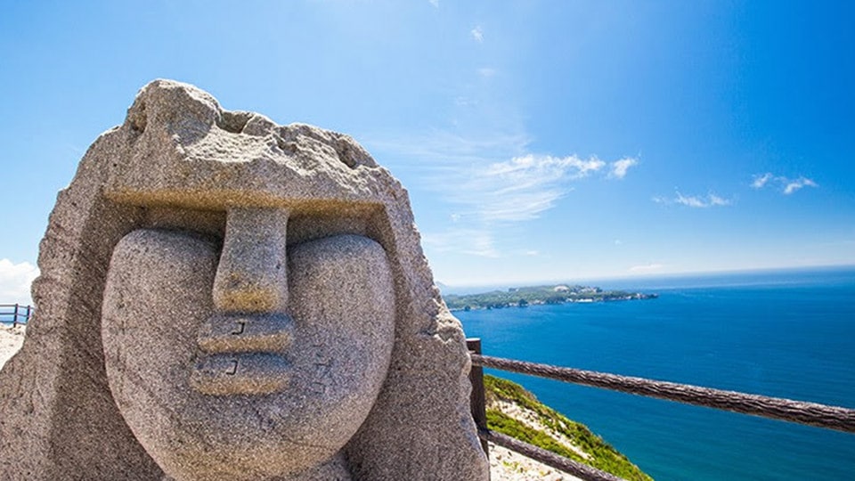 石山展望台(向山展望台)のモヤイ像と海を眺める景色